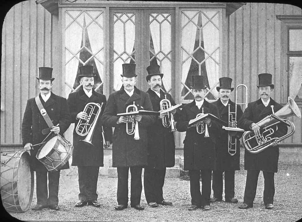 ...och kyrkans hornmusikkår i början av 1900-talet